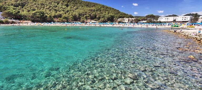 aguas-cristalinas-cala-llonga