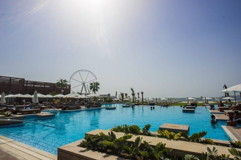 Azure Beach Dubai Sandbeds piscina