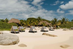 Cóctel con mezcal en un beach club bohemio en Tulum