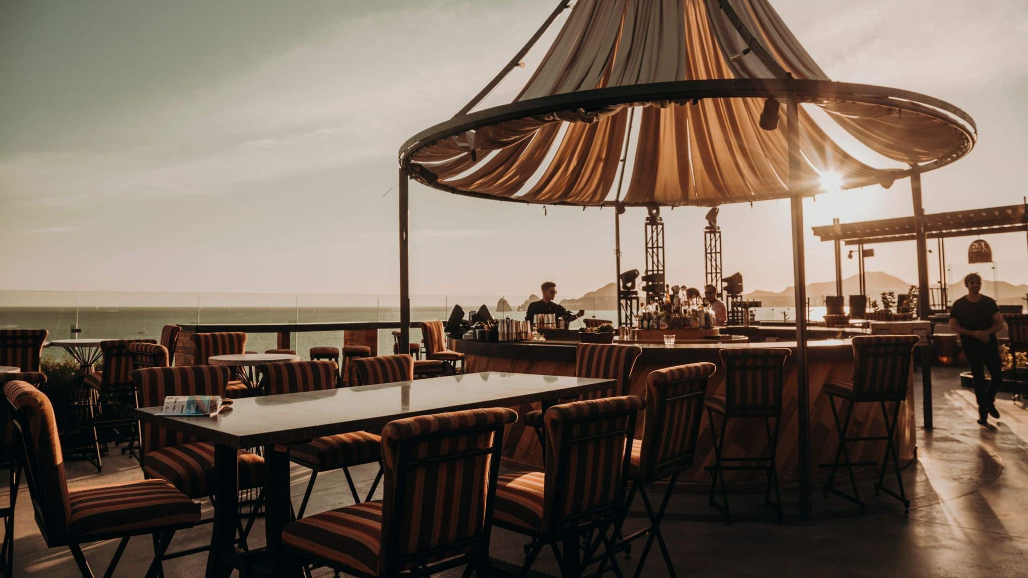 Atardecer desde The Rooftop at The Cape con vistas al Arco de Cabo San Lucas