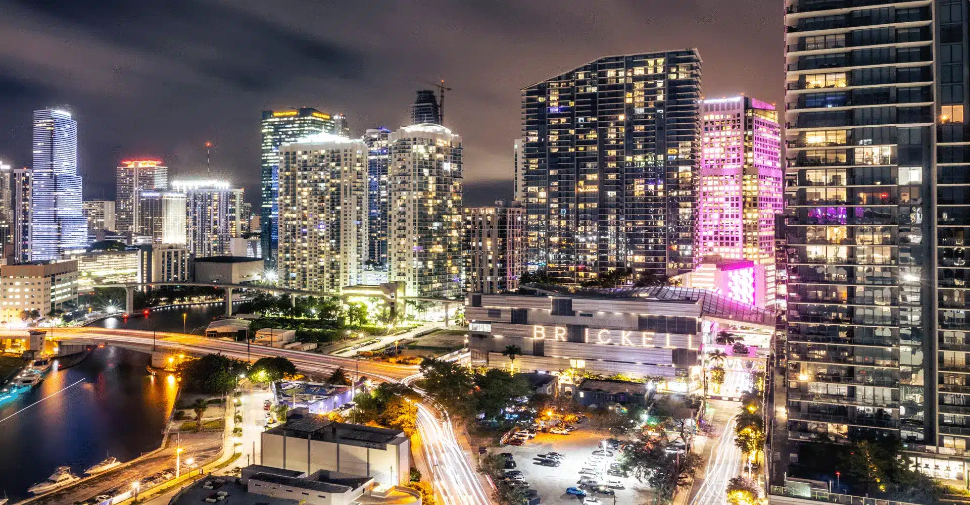 Rooftop Rosa Sky sobre el skyline de Brickell, Miami