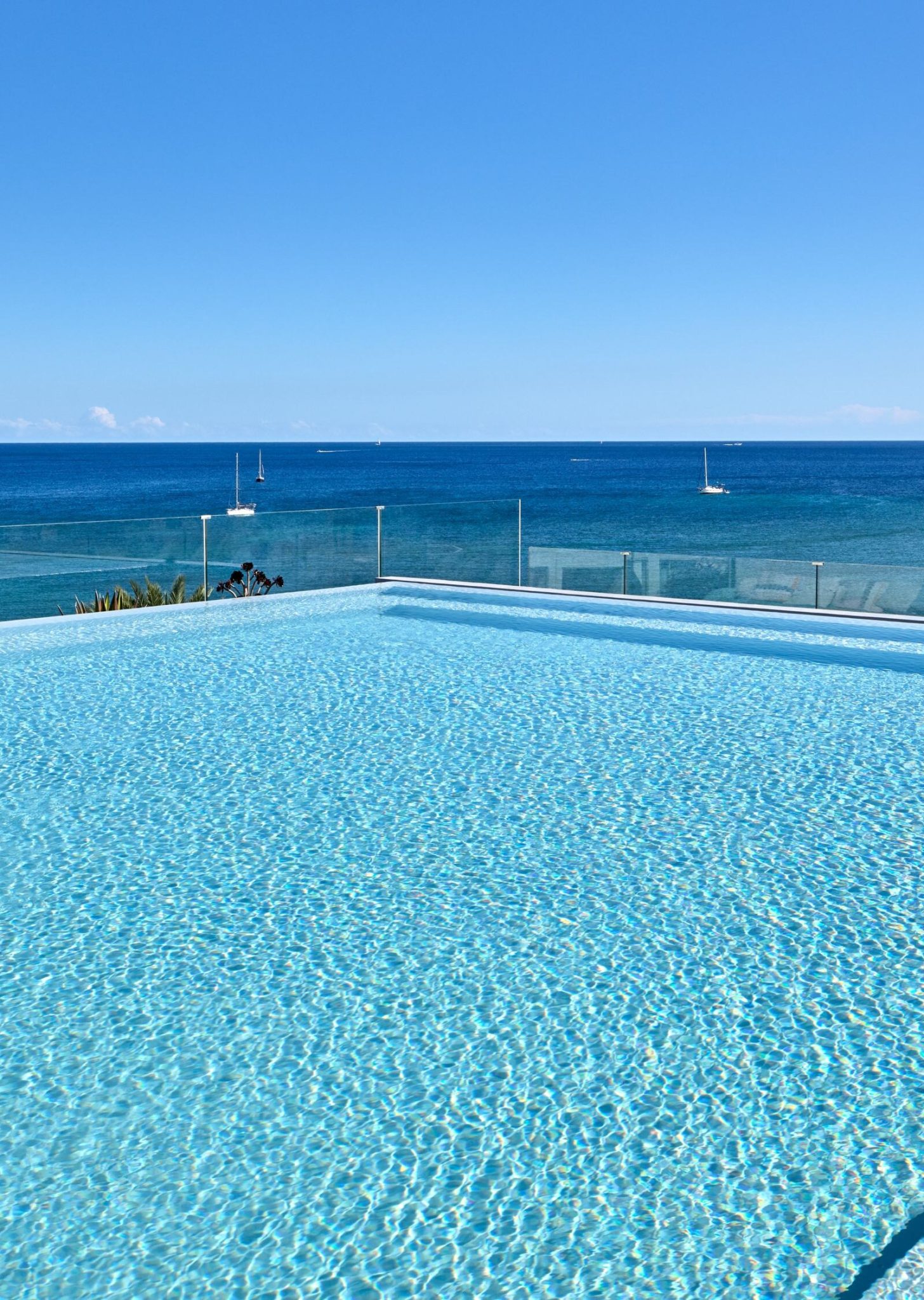 Piscina infinity del rooftop Glow en el W Ibiza, Santa Eulària, al atardecer