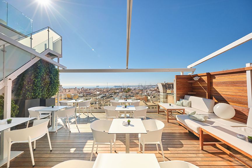Sky Bar del Hotel Almudaina con vistas a la Catedral y la bahía de Palma