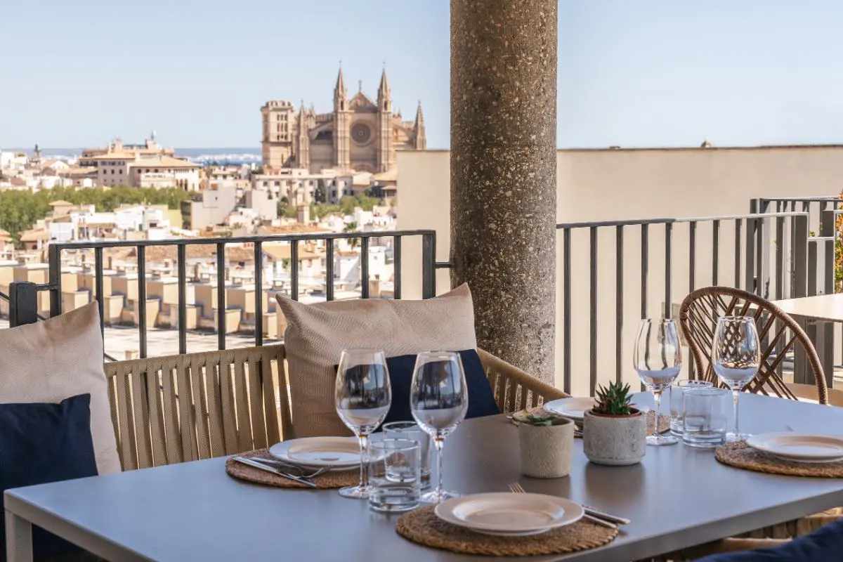 Sky Bar del Hotel Saratoga en el Paseo Mallorca, con vistas 360º