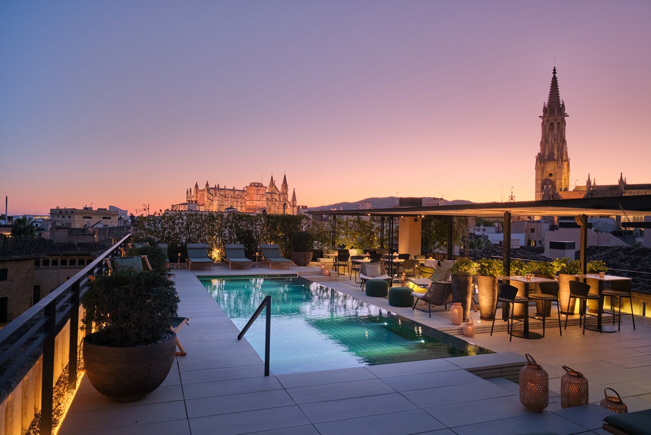 Terraza rooftop con piscina del Sant Francesc Hotel Singular y vistas de 360 grados sobre Palma