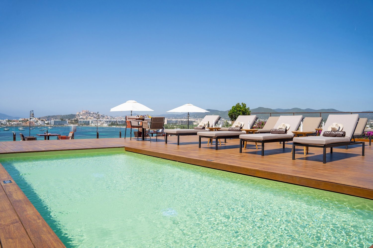 Kolam renang di atap gedung tempat parkir harian Ocean Drive Talamanca dengan pemandangan Dalt Vila.