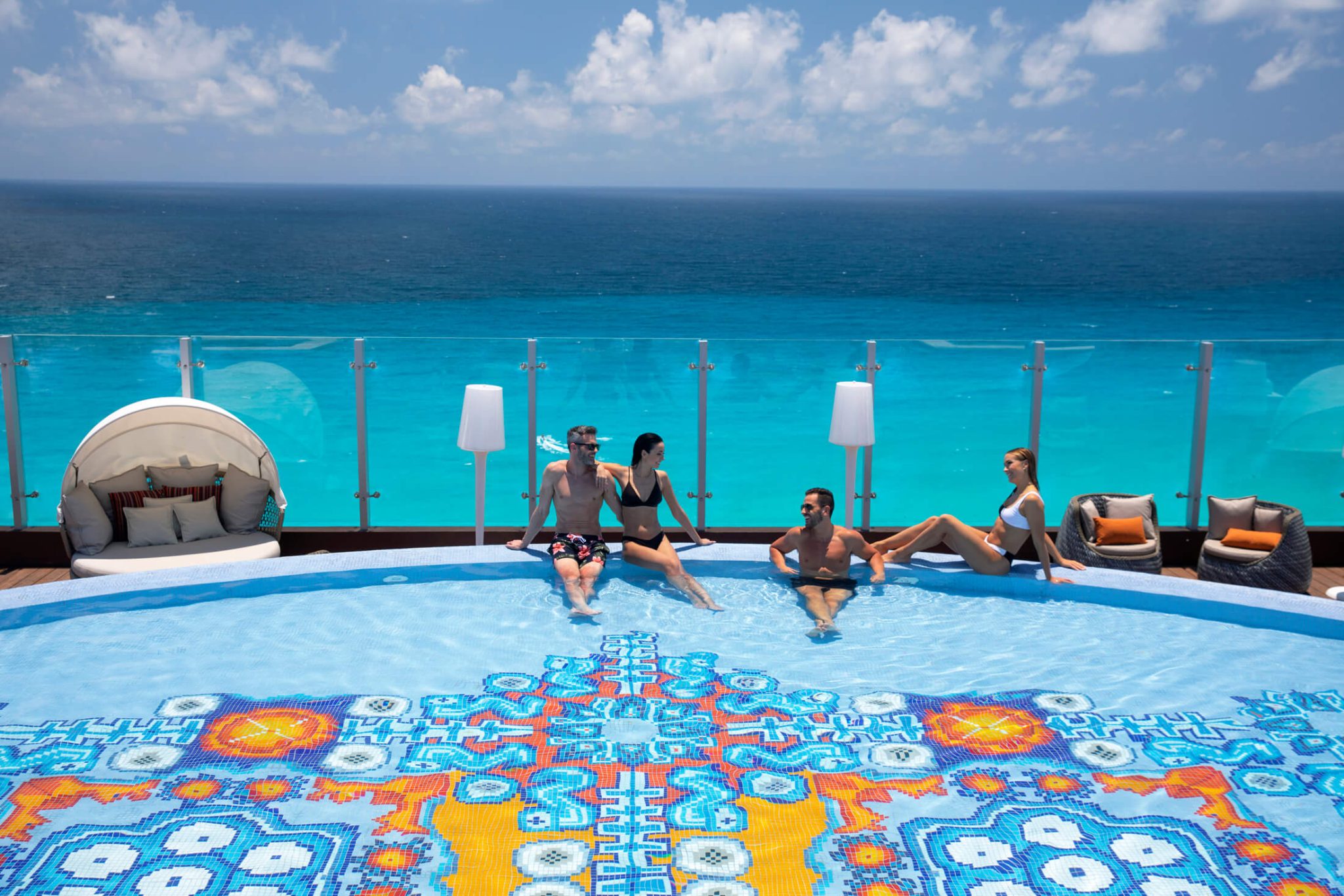 Piscina y cabañas del Level 18 en el Royalton CHIC Cancún