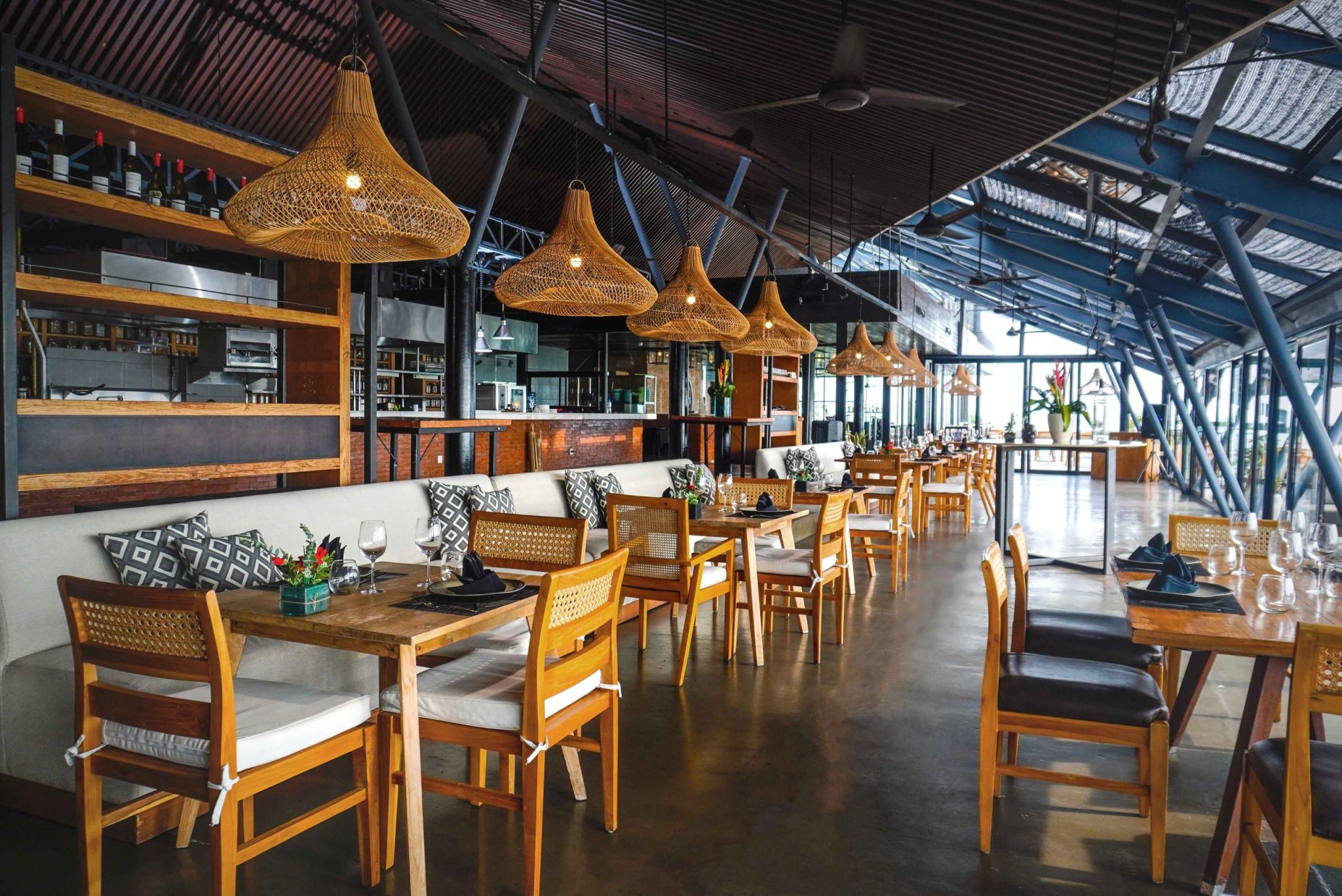 Atardecer sobre Seminyak desde el rooftop MoonLite Kitchen & Bar