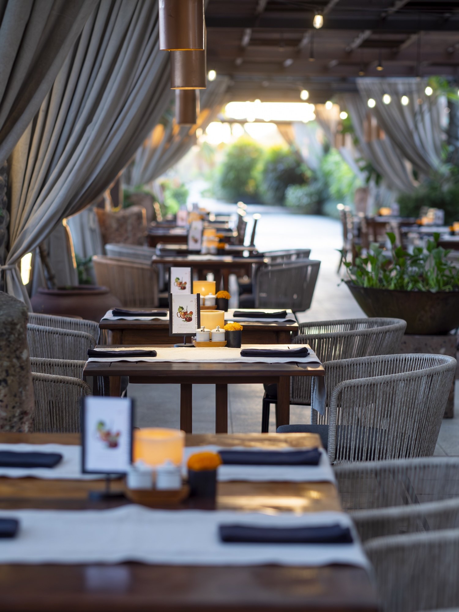 Terraza y comensales en el rooftop de Copper, Bisma Eight, sobre la jungla de Ubud