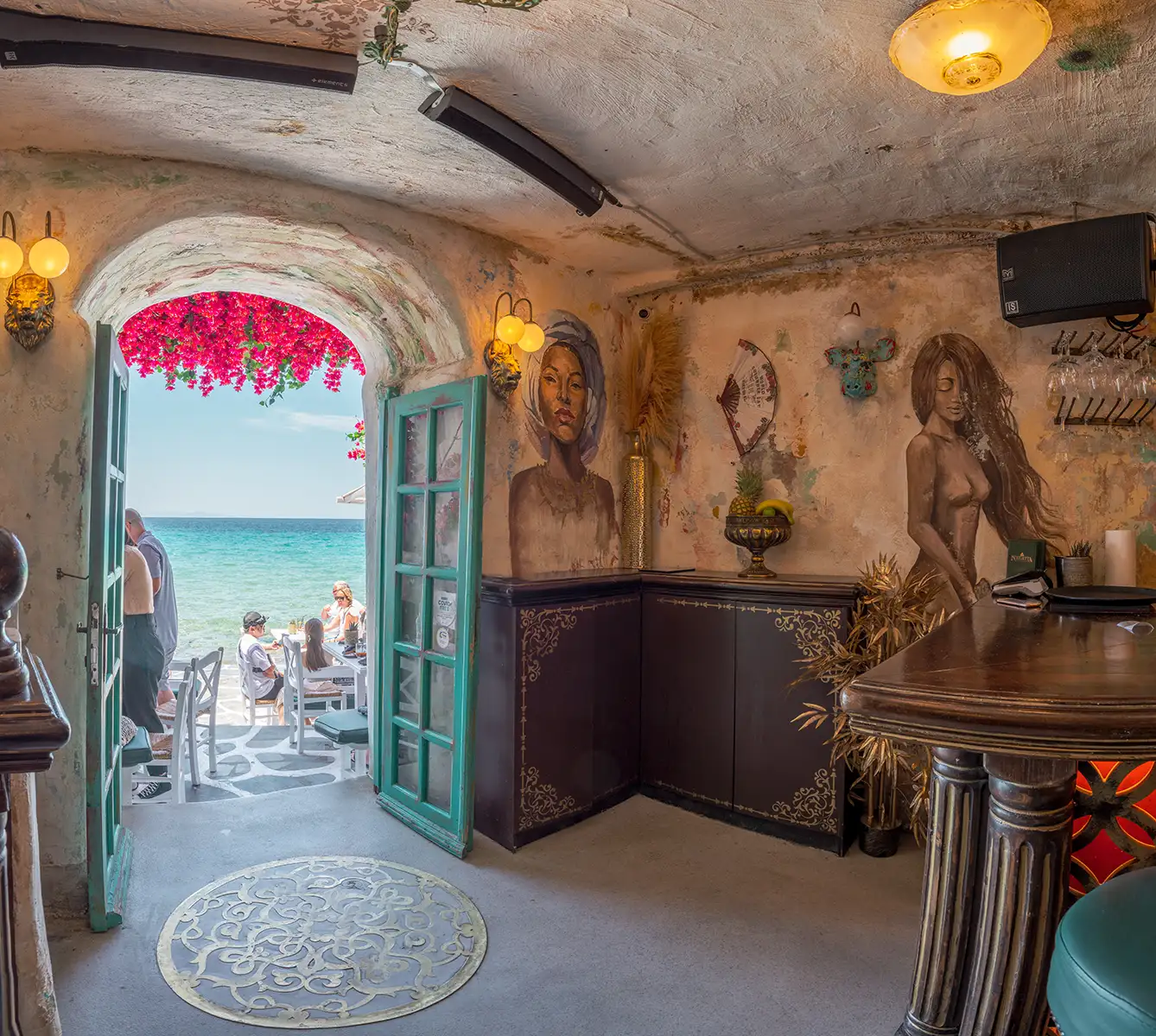 Ambiente y coctelía del Negrita en Chóra, cerca de Little Venice, Mykonos