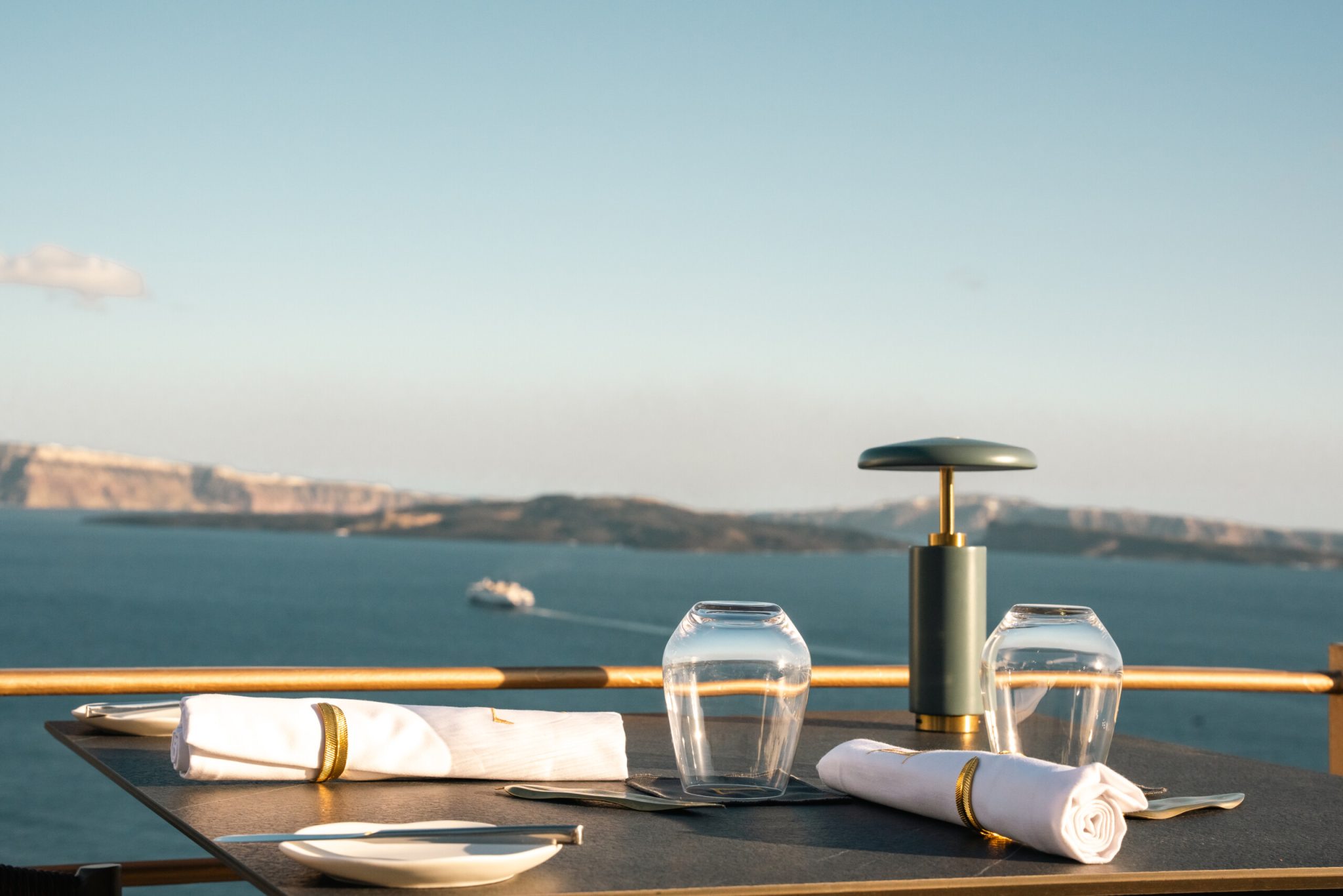 Terraza del restaurante Lauda en el Andronis Boutique Hotel, Oia, sobre la caldera de Santorini