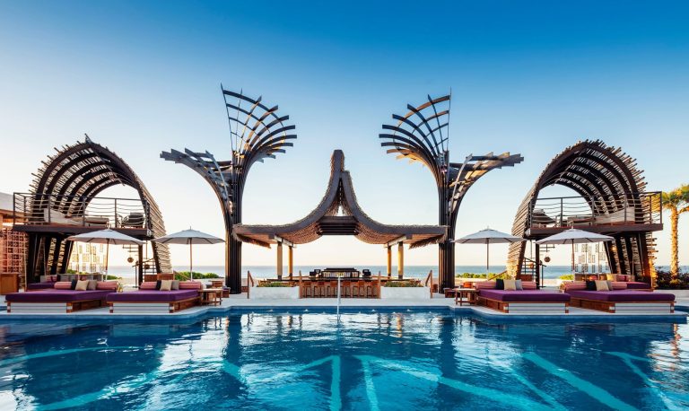 Beach clubs con DJ en Los Cabos