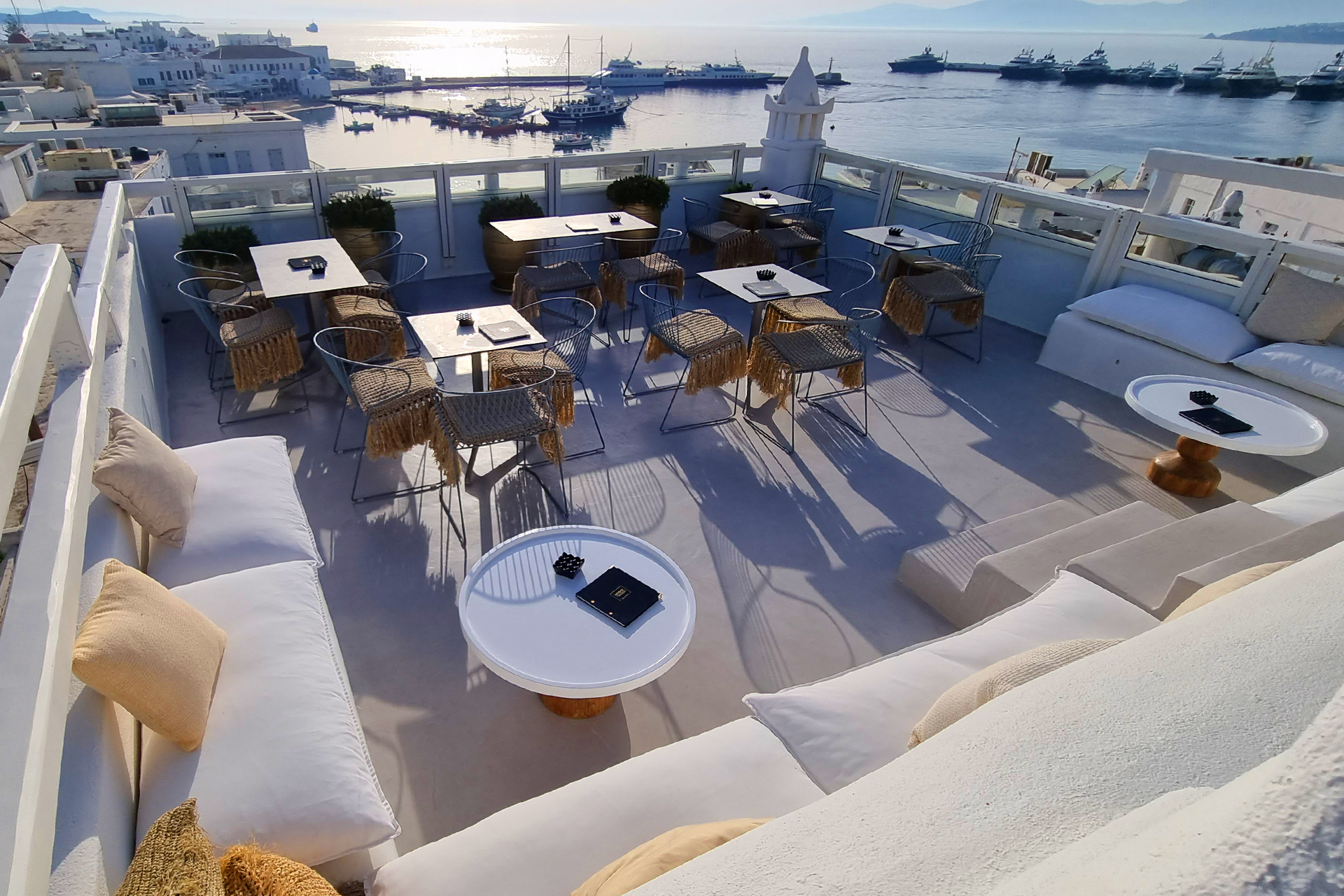 Terraza del 54 Skybar sobre Chóra y el Egeo en Mykonos