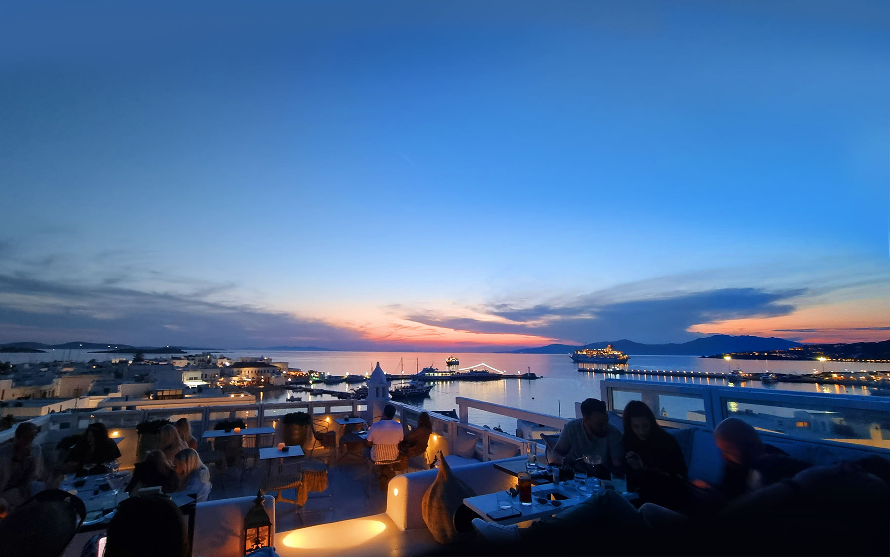 Sunset y coctelía en el 54 Cocktail Lounge & Skybar, Mykonos