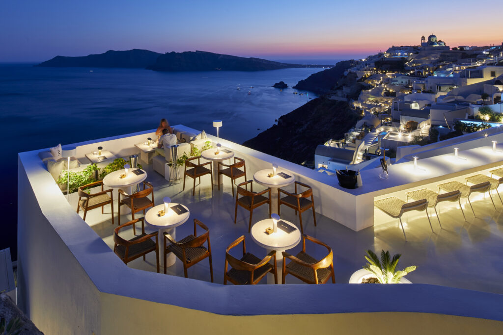 Saint Sky Bar del The Saint Hotel en Oia, Santorini, al atardecer