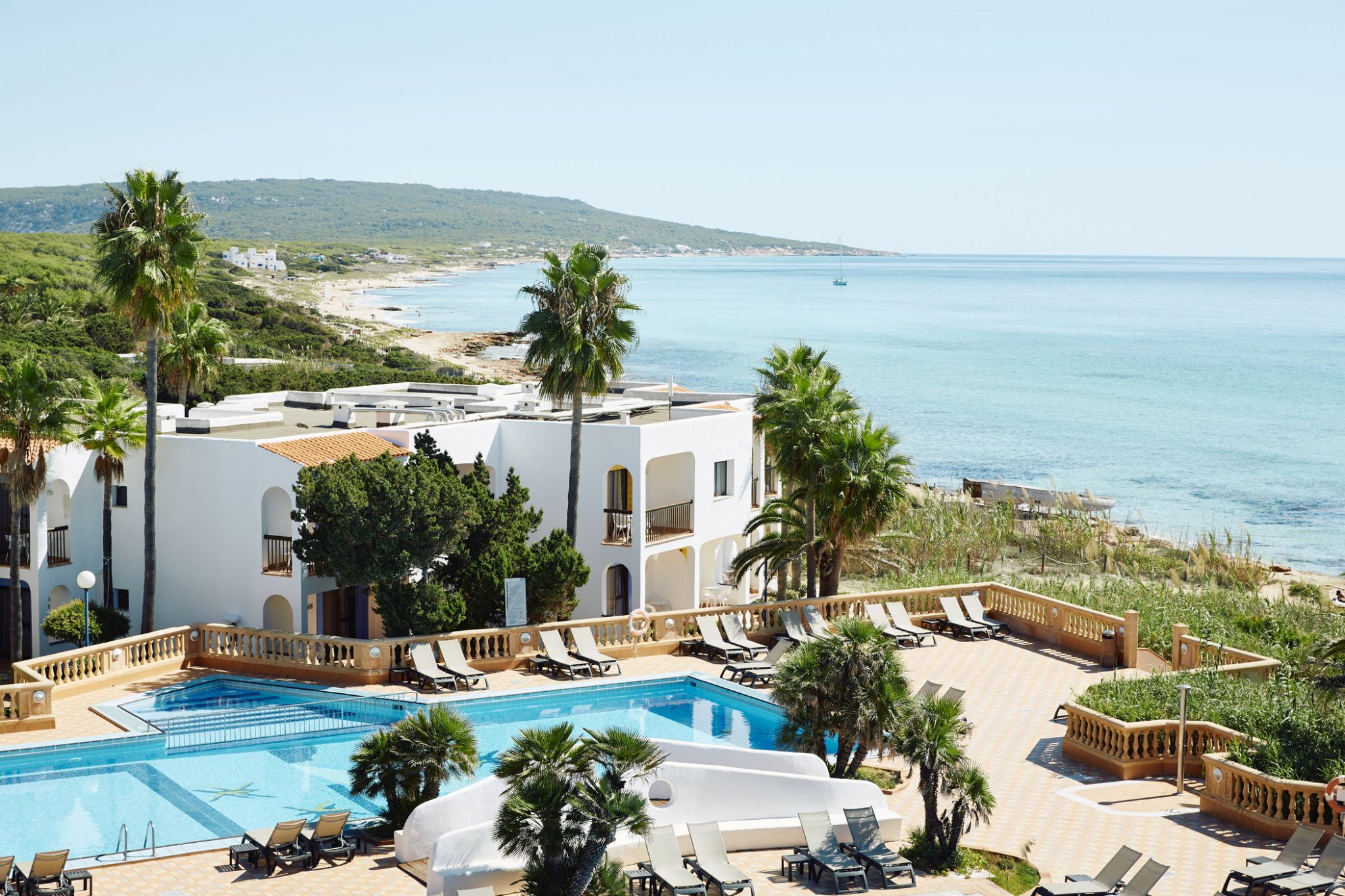 Piscinas y playa de Migjorn en Insotel Hotel Formentera Playa