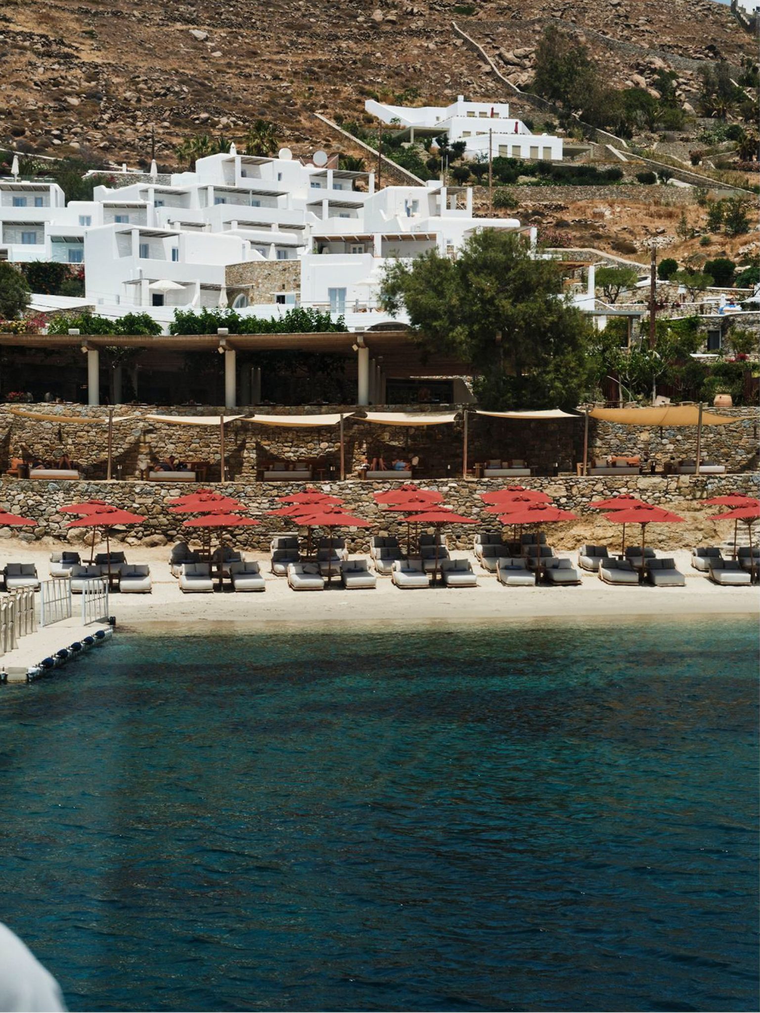 Lounge y piscina de Bill & Coo sobre la bahía de Mégali Ámmos en Mykonos