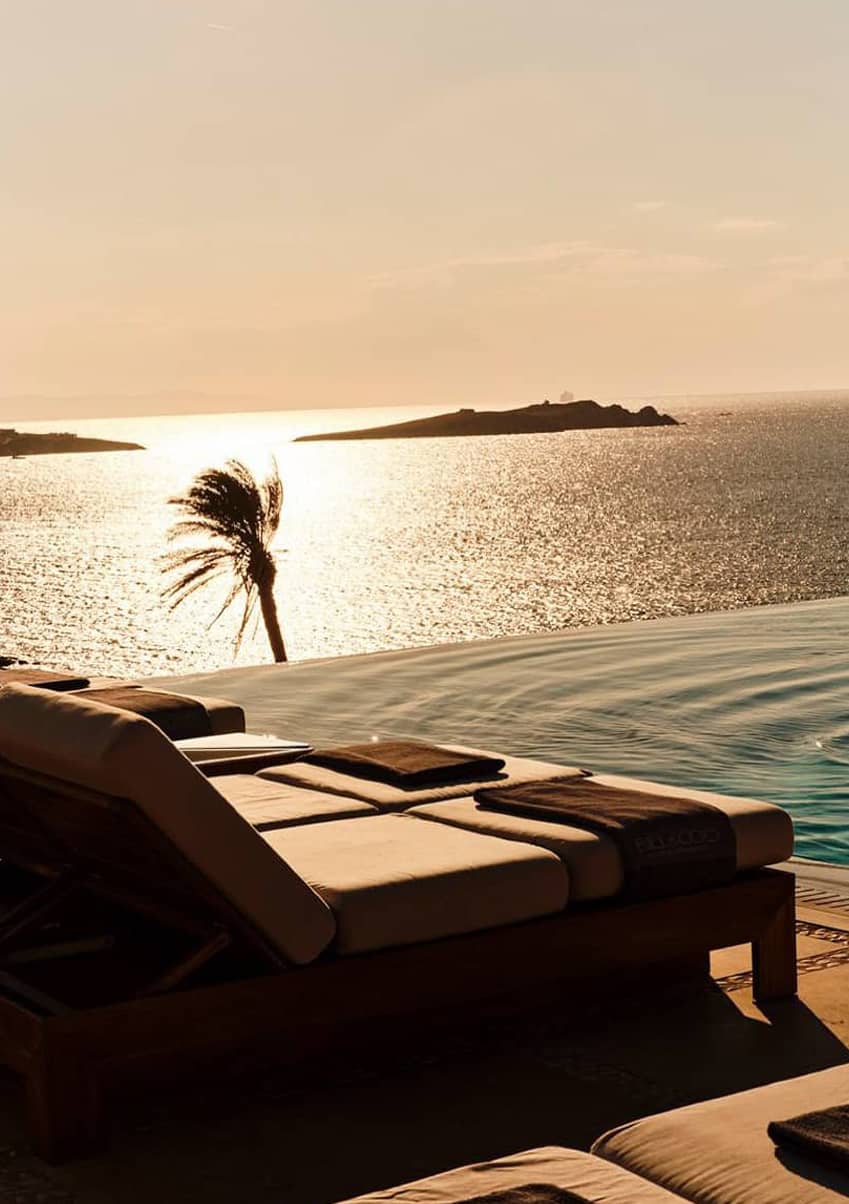 Suite minimalista con vistas al mar en Bill and Coo Mykonos