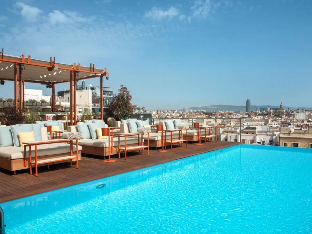 Piscina infinity de La Terraza del Central en el Grand Hotel Central de Barcelona