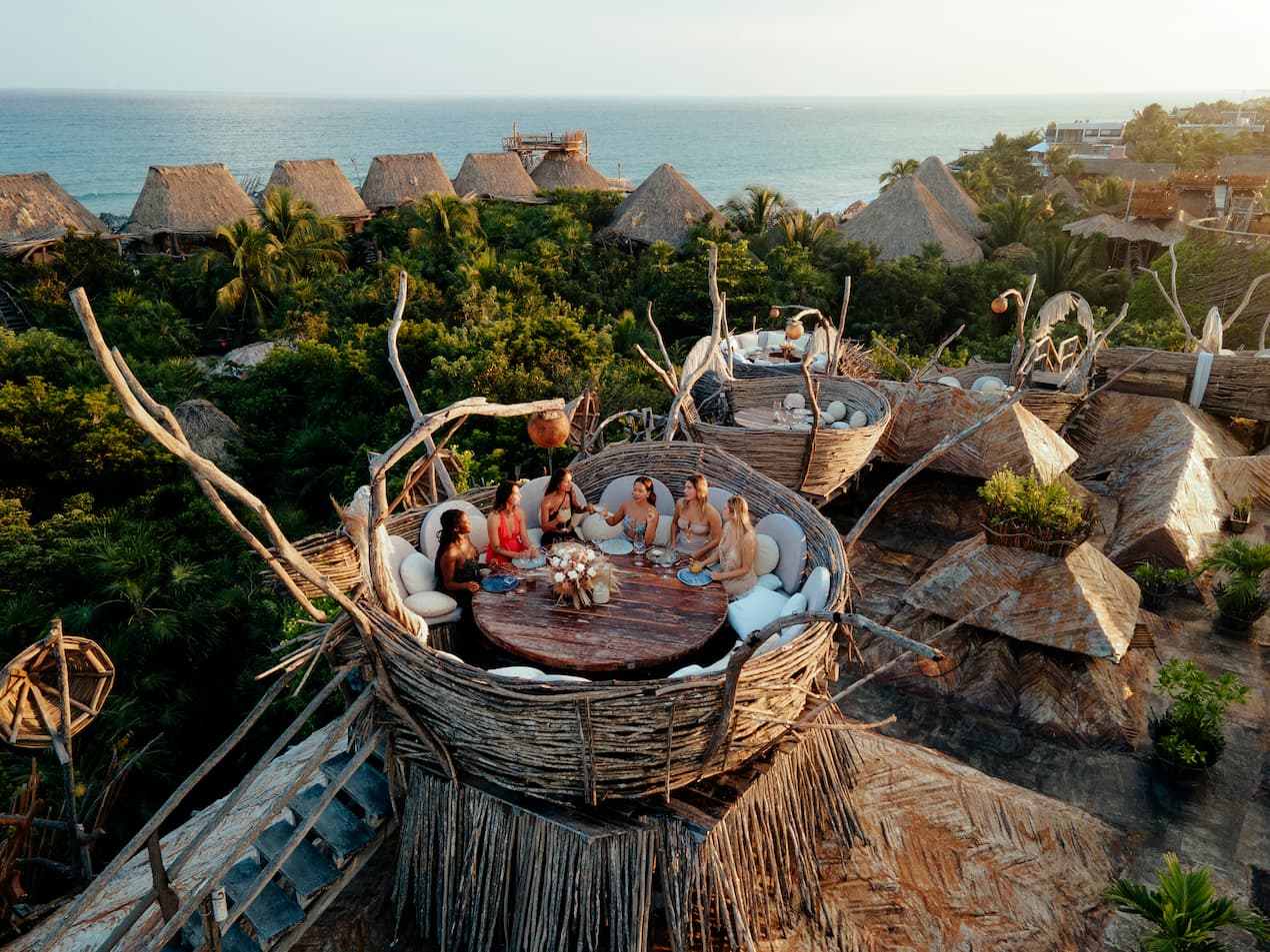 Estructura de madera trenzada y nidos suspendidos del restaurante Kin Toh en Azulik Tulum