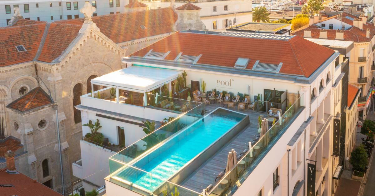 Rooftop Le Roof del Five Seas Hotel Cannes con piscina infinity
