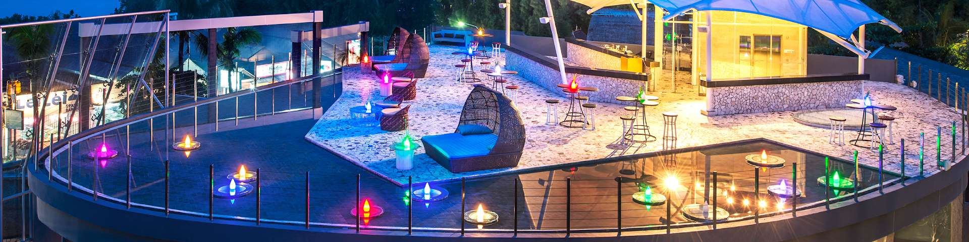 Ambiente del Smoqee Sky Bar en el Le Méridien Bali Jimbaran