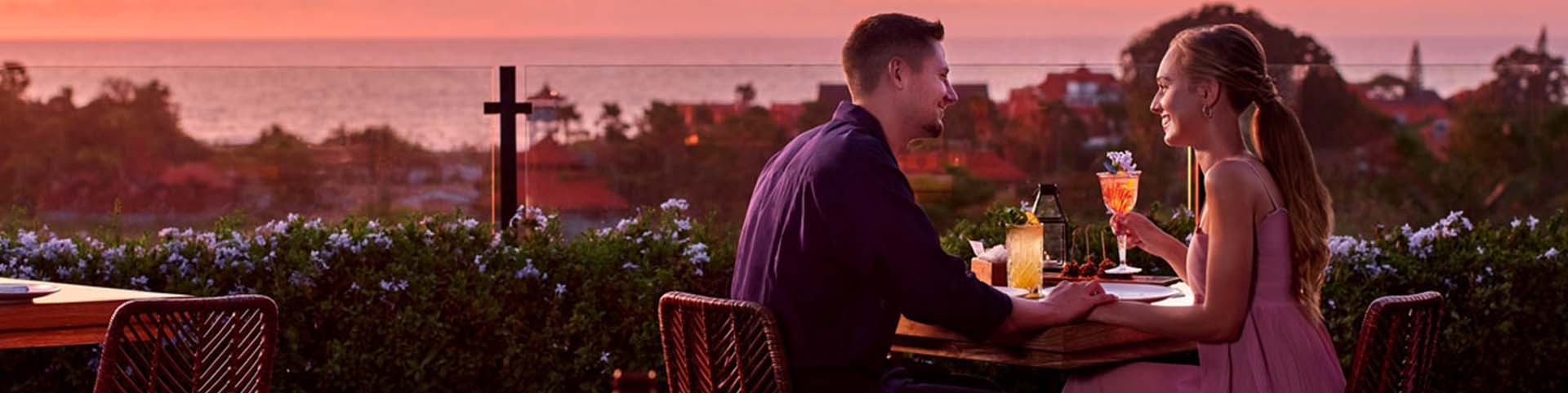 Terraza de diseño del Above Rooftop Lounge & Bar en Seminyak al atardecer