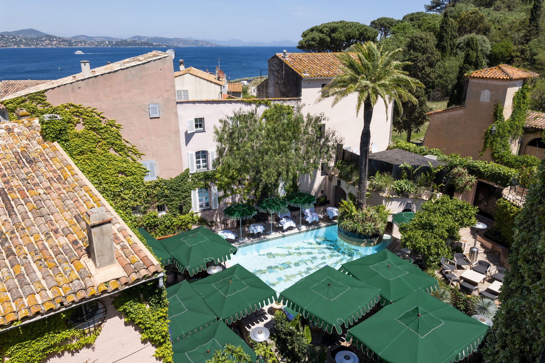 Piscina y jardín del Hôtel Le Yaca Saint-Tropez