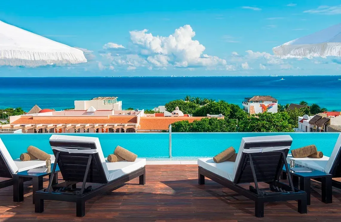 Piscina infinity del Fives Rooftop en The Fives Downtown, Playa del Carmen, con vistas al Caribe y la Quinta Avenida