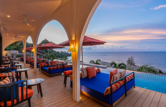 Terraza superior de Casa Boho al anochecer sobre la bahía de Kamala, Hyatt Regency Phuket
