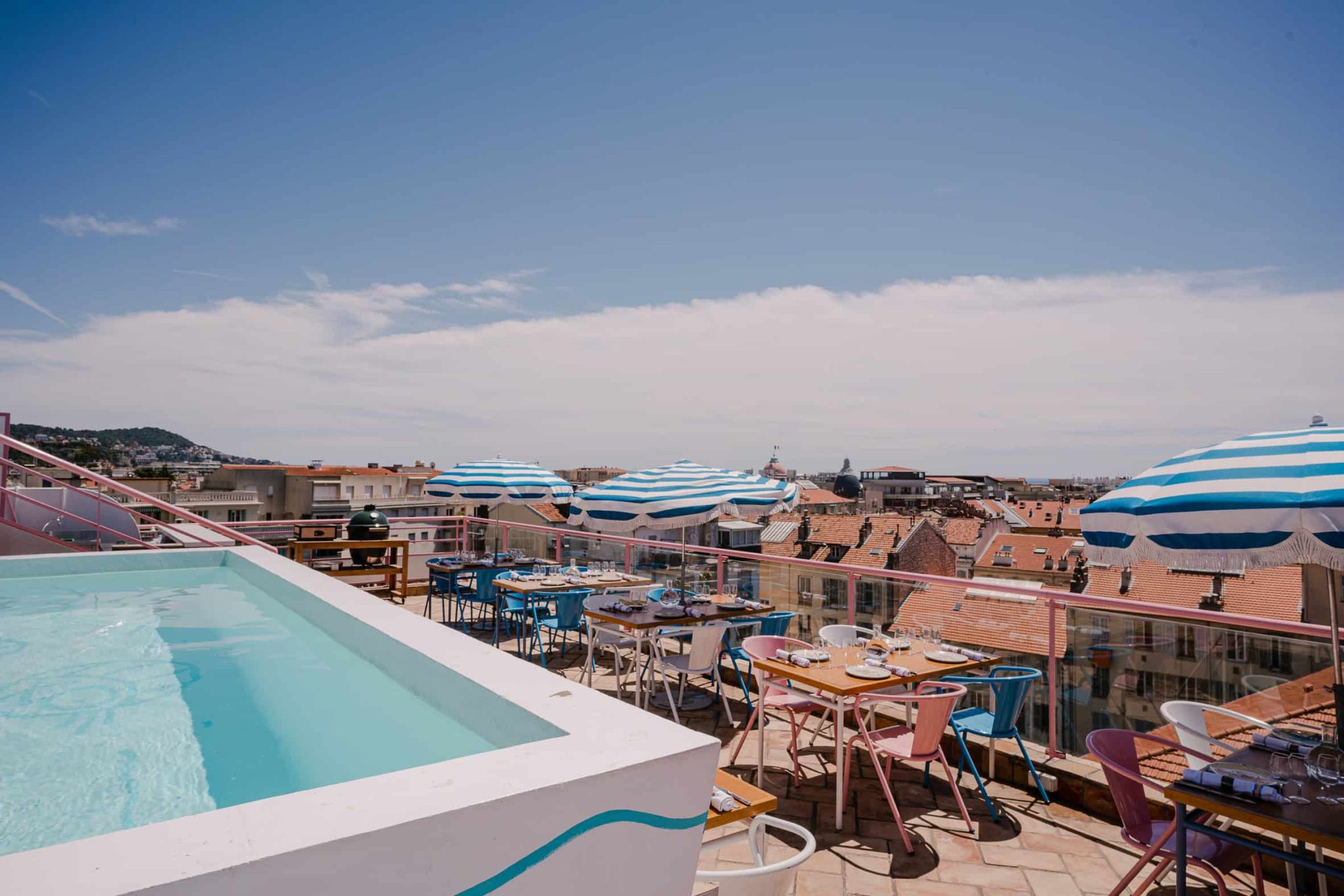 Le Rooftop del Hôtel Amour Nice, azotea boho de inspiración griega con mesas y plantas