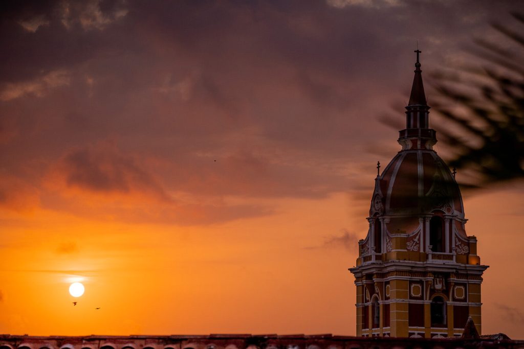 Rooftop del Mirador Culture Bar con vista a la Torre del Reloj de Cartagena