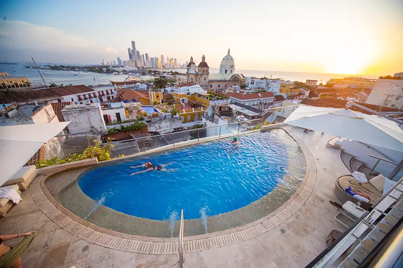 Terraza panorámica del Movich Hotel Cartagena al atardecer