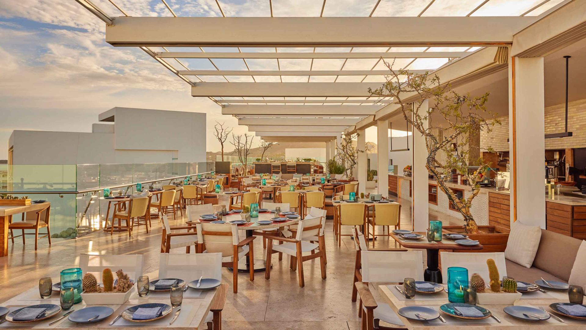 Terraza del Cielomar Rooftop en el Viceroy Los Cabos con cocteléría y vistas