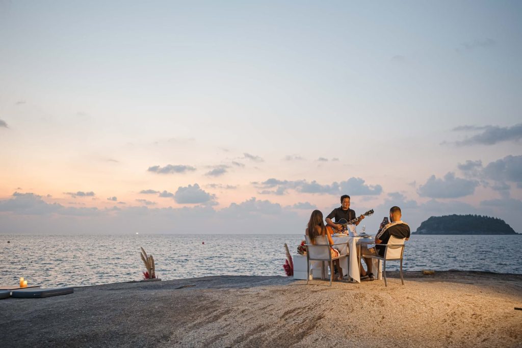 Dining on the Rocks, restaurante y bar de Kata Rocks sobre el acantilado de Kata, Phuket