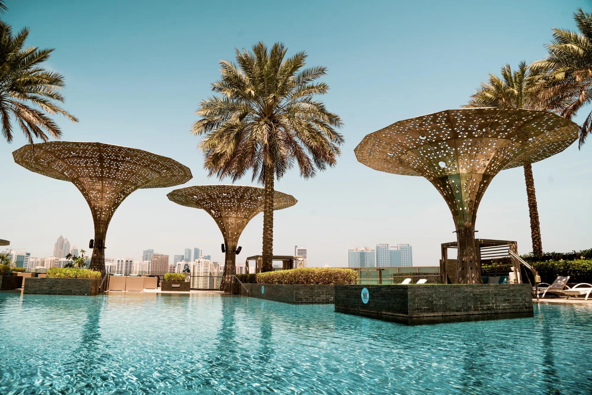 Glo pool lounge del Rosewood Abu Dhabi en Al Maryah Island