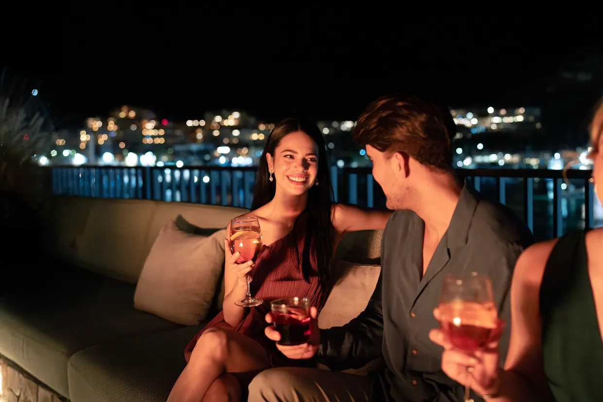 Copas de noche en el Purple VIP Rooftop Lounge del Breathless Cabo con vistas a la marina