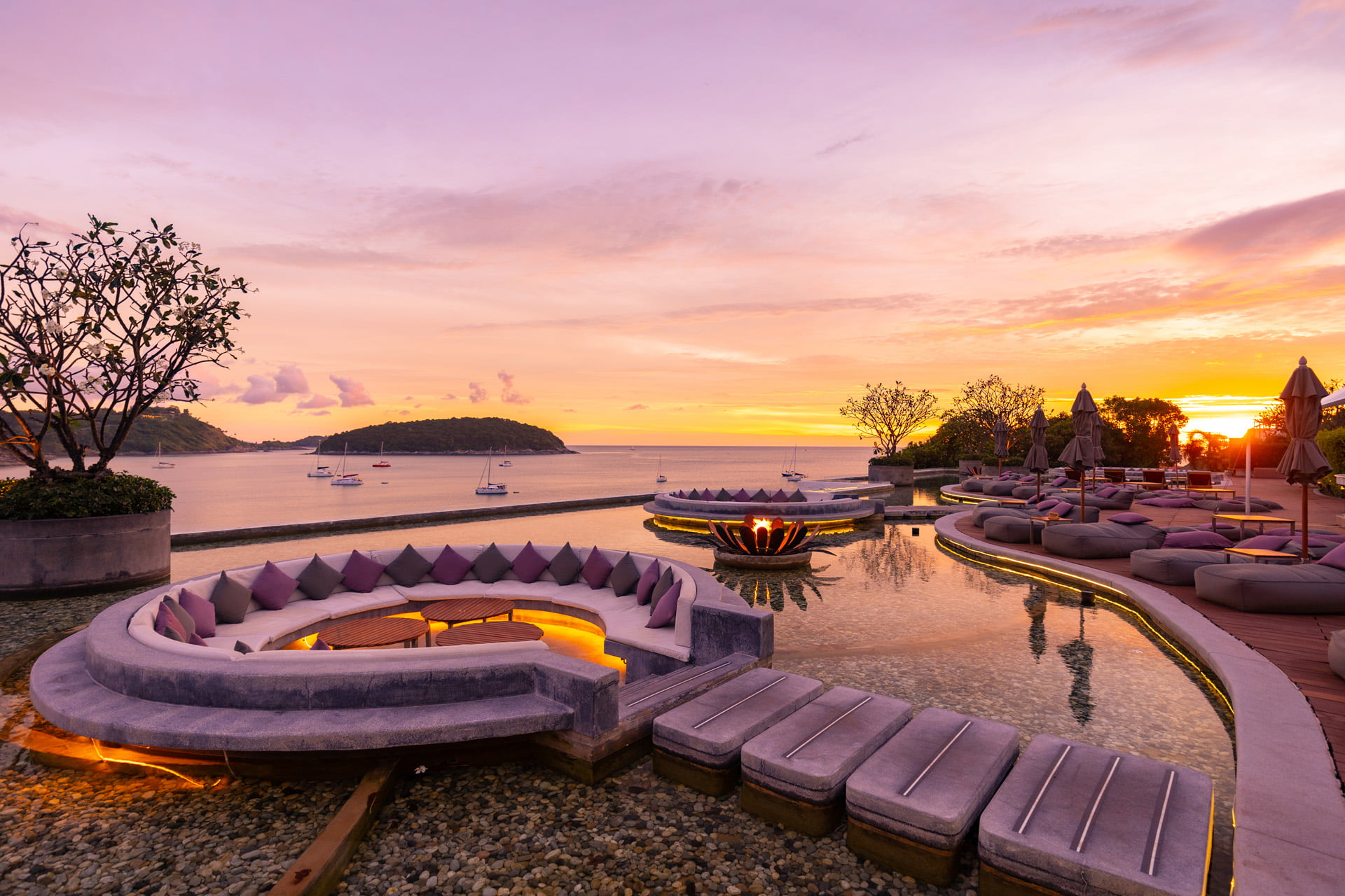 Coctelía y sushi en Reflections, la azotea infinity de The Nai Harn, Phuket