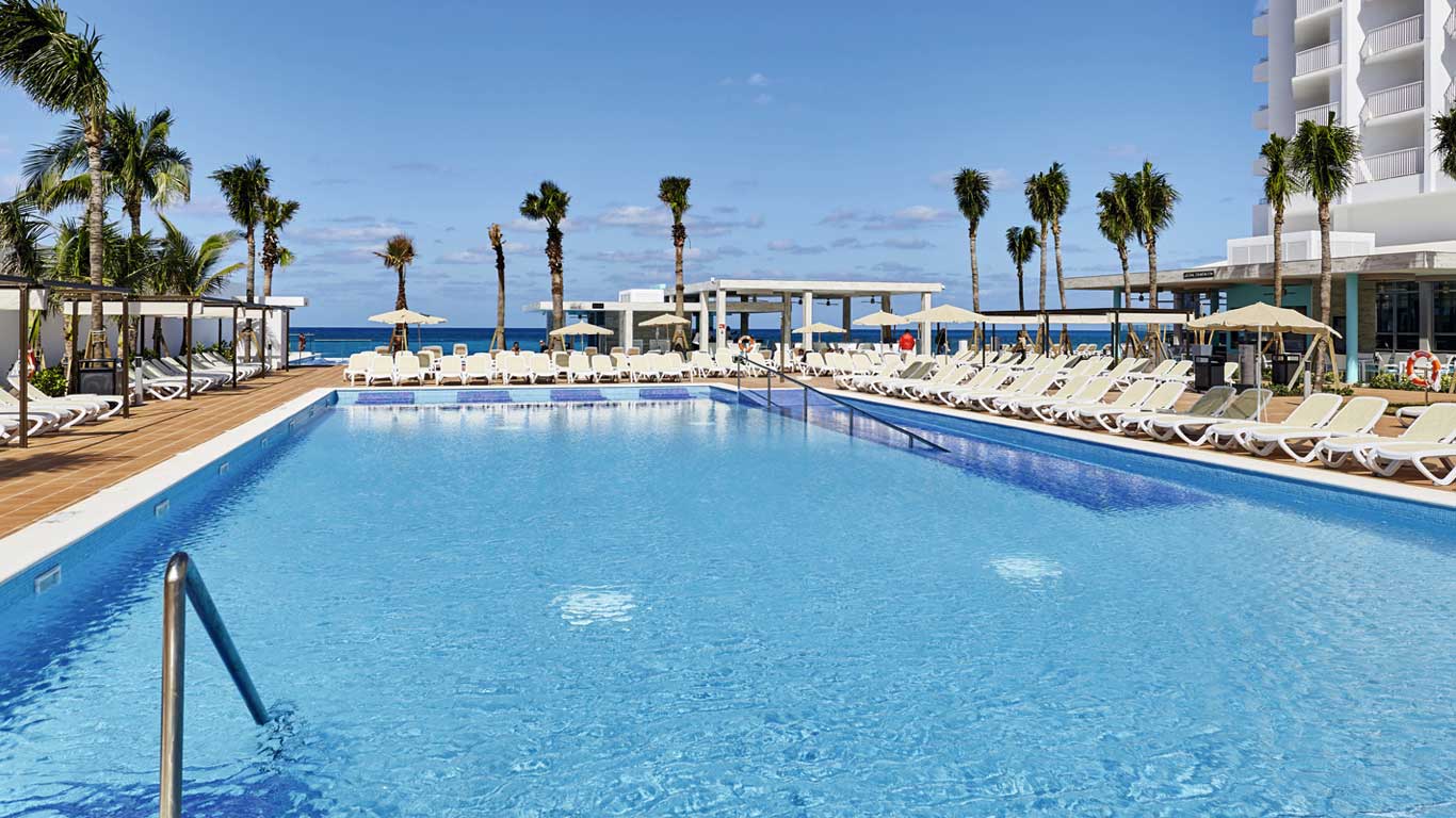 Riu Palace Paradise Island day pass
