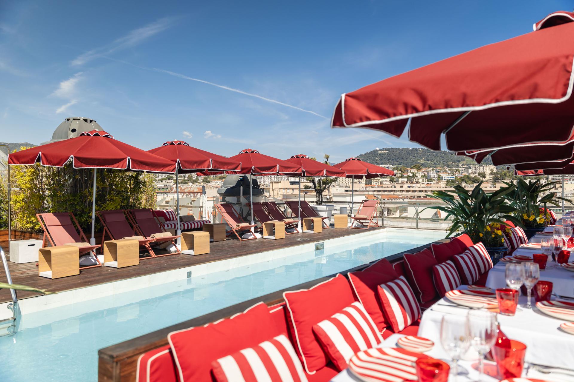 Rooftop Bclub del Boscolo Exedra Nice, terraza de diseño con piscina panorámica sobre la ciudad