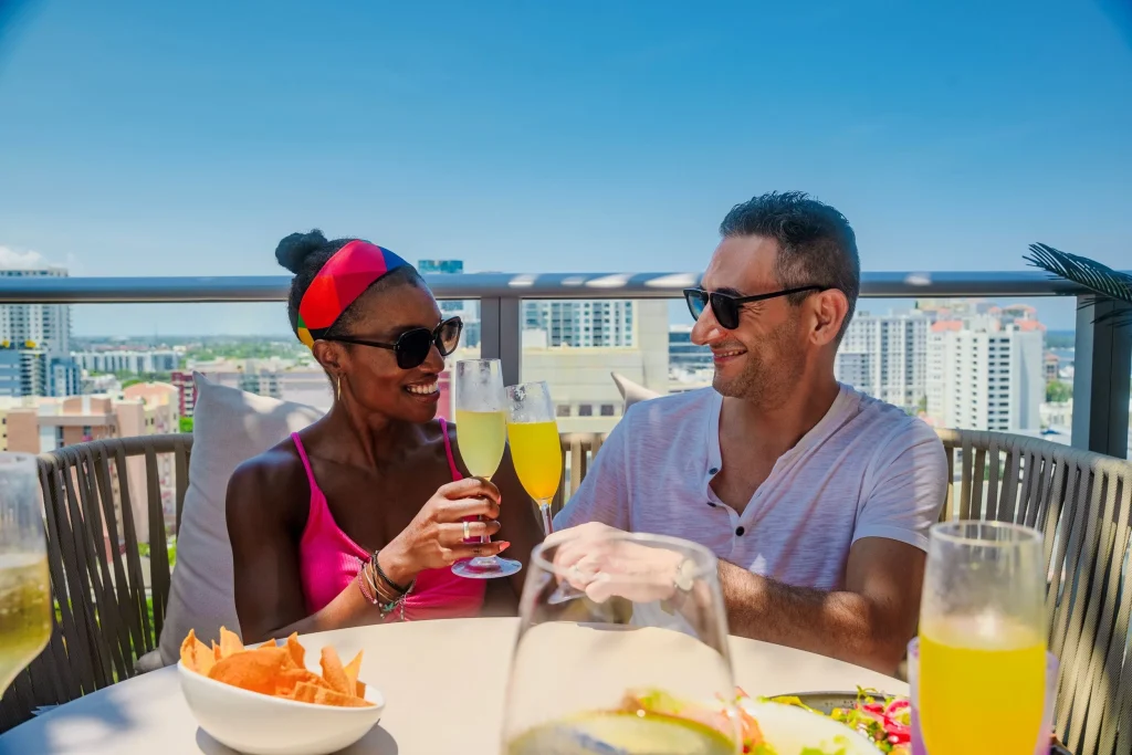 Rooftop Treehouse en Canopy by Hilton West Palm Beach, piscina en la planta 13 con skyline
