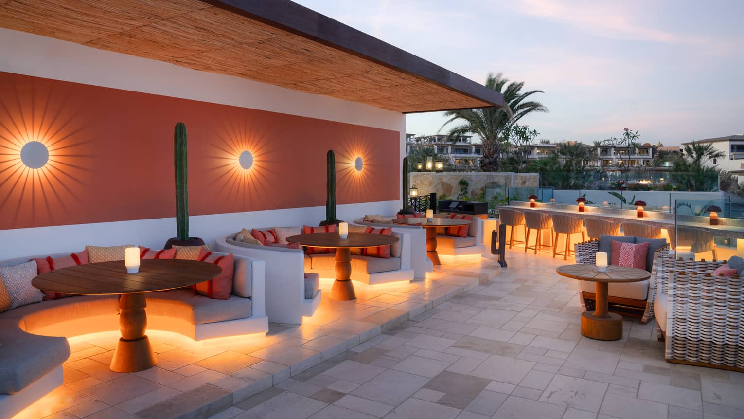 Barra circular del SORA Rooftop en el Four Seasons Cabo Del Sol al anochecer con vistas al Pacífico