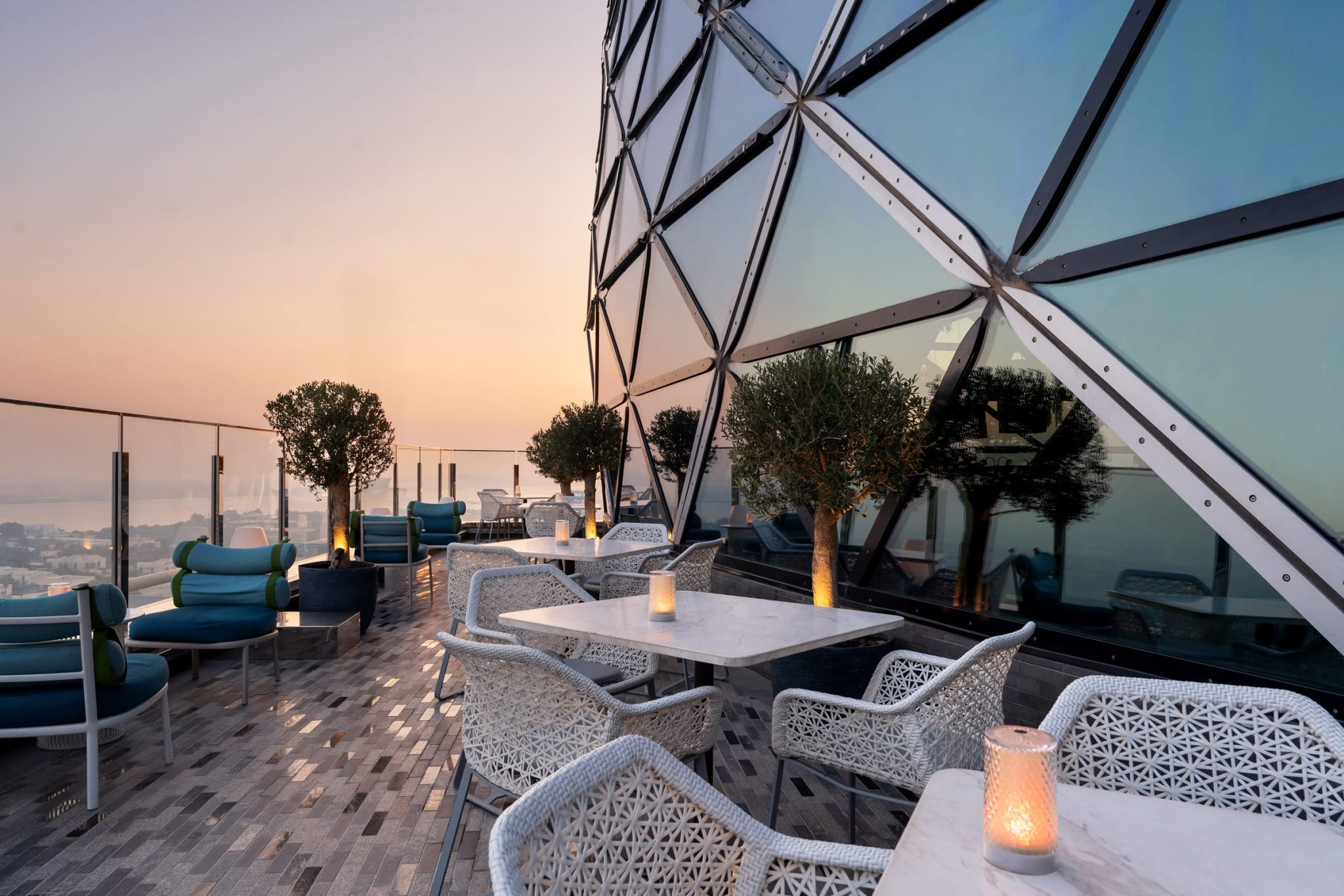 Terraza de 18 Degrees en la torre inclinada Capital Gate de Abu Dhabi