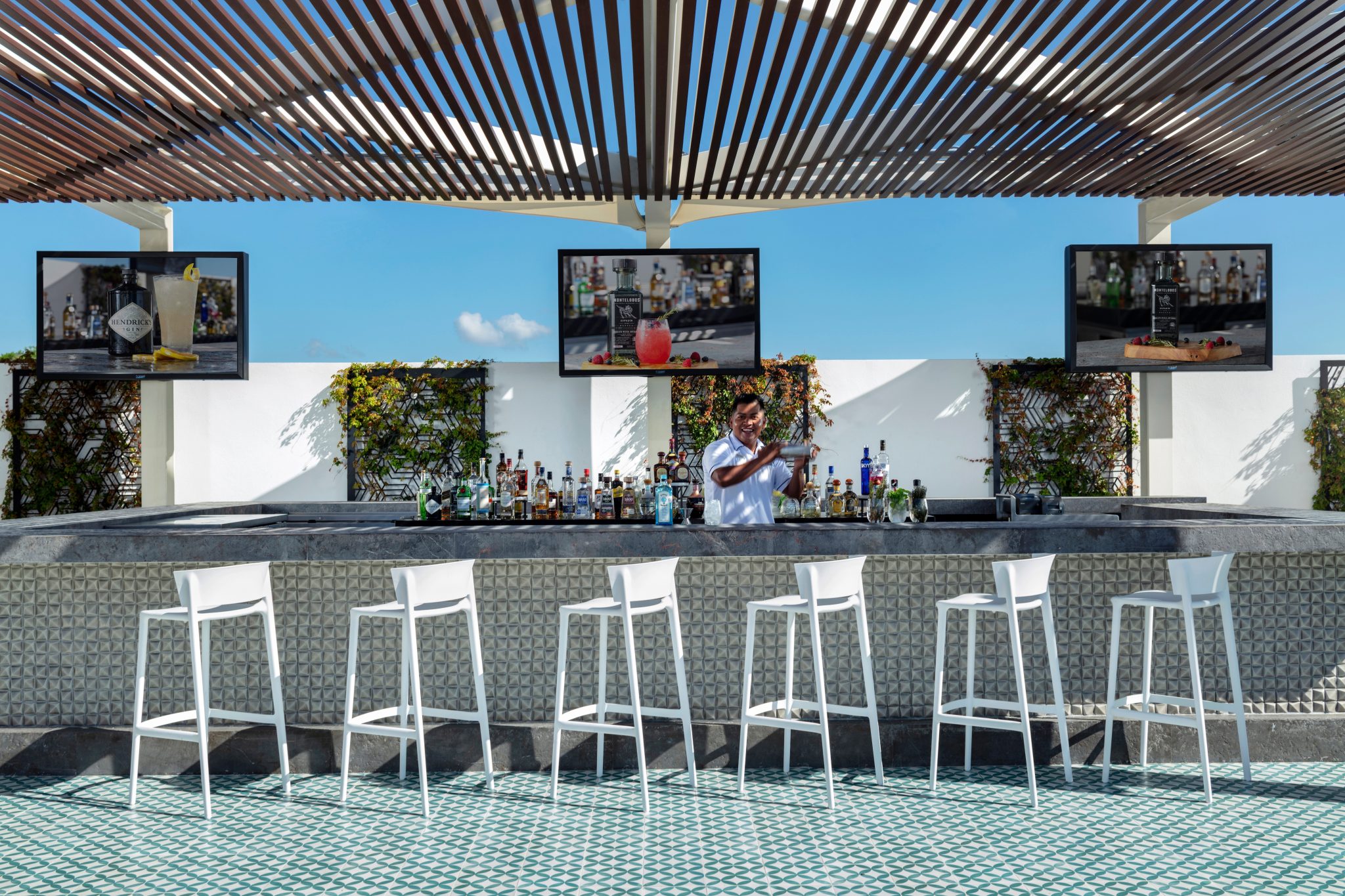Piscina infinity y terraza de The Rooftop en Garza Blanca Cabo frente al Océano Pacífico