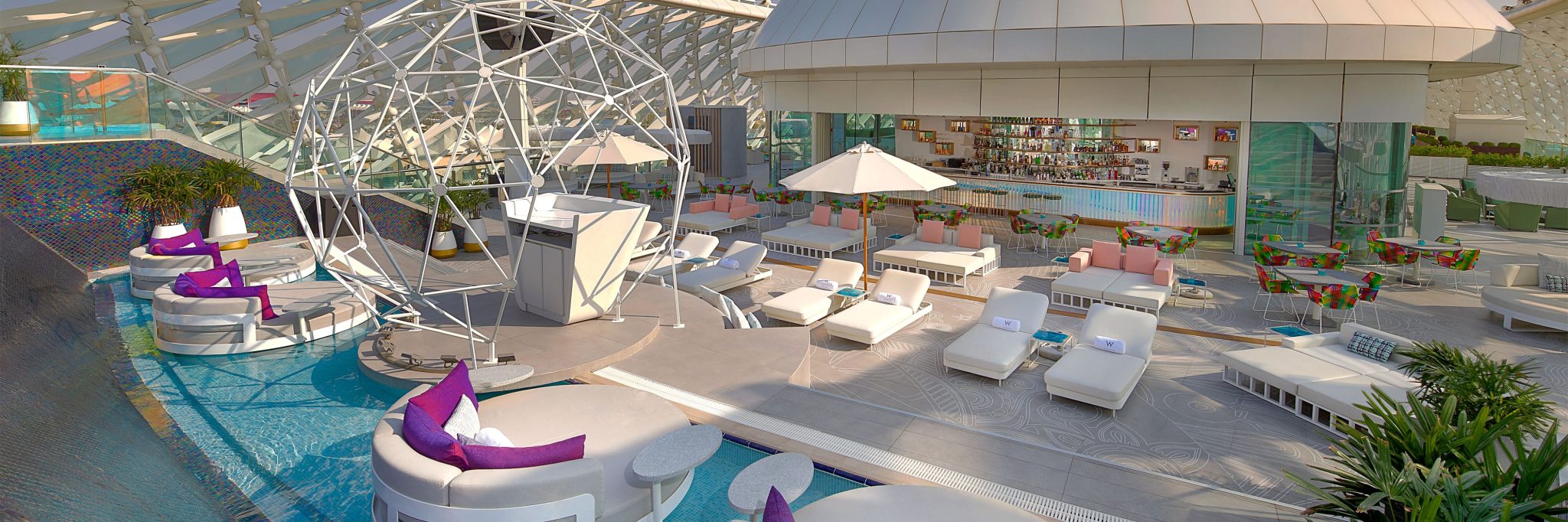 WET Deck rooftop pool del W Abu Dhabi sobre el circuito de Yas Marina