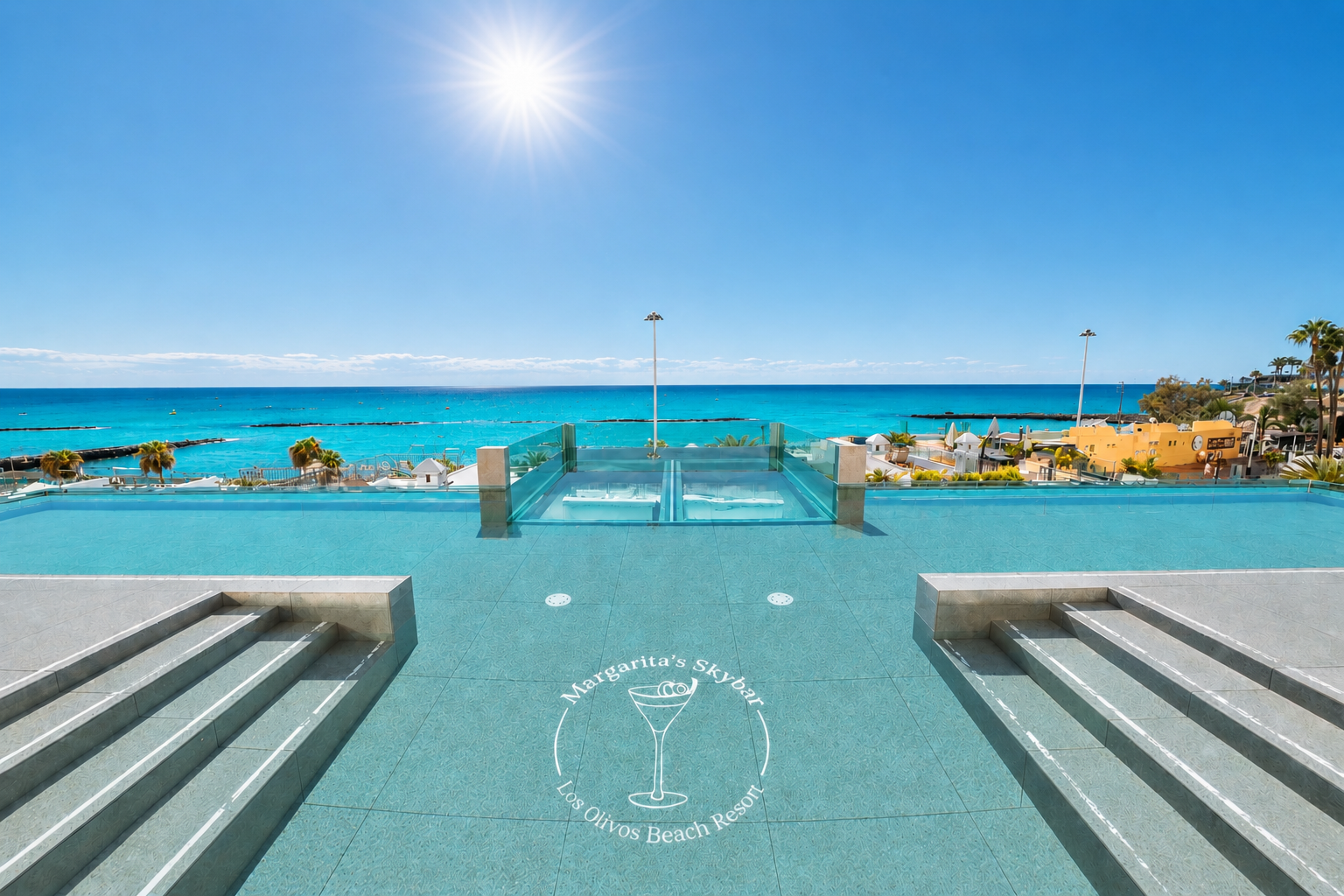 Piscina y terraza al atardecer de Margaritas Sky Bar en Puerto Colón, Costa Adeje